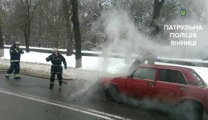 Патрульні допомогли загасити полум’я в автівці, яка загорілась у центрі міста