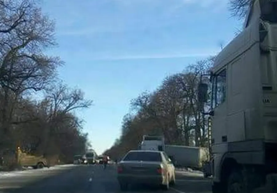 На Вінниччині вантажівка злетіла в кювет, утворився затор