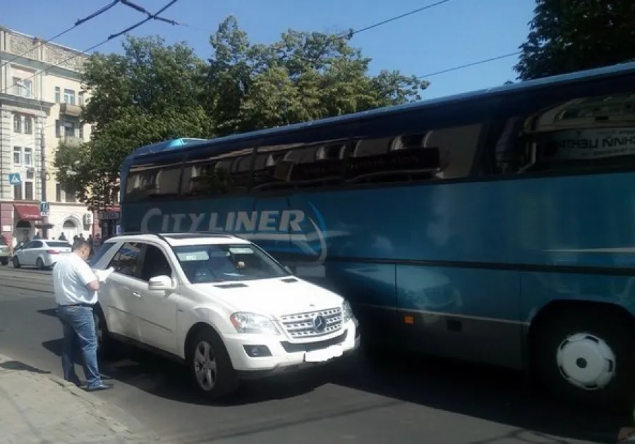 На Соборній через зіткнення пасажирського автобуса та "Мерса" зупинився громадський транспорт