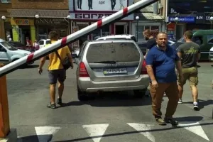 У Вінниці затовкли до рота гроші парковщику (Відео)
