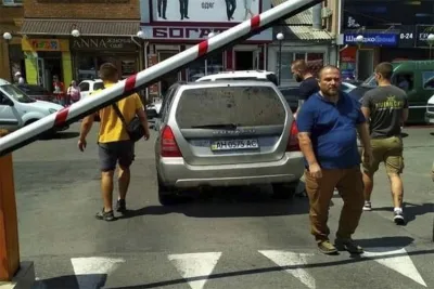 У Вінниці затовкли до рота гроші парковщику (Відео)
