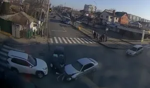 На розі вулиць Келецької і Шевченка зіткнулися три машини (Відео)
