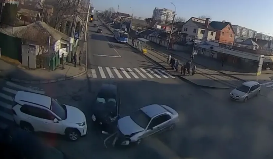 На розі вулиць Келецької і Шевченка зіткнулися три машини (Відео)
