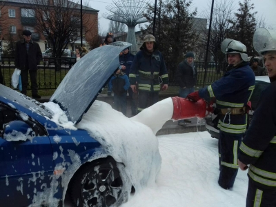 На Вінниччині рятувальники ліквідували пожежу в автомобілі