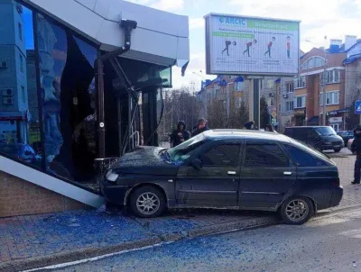 У Вінниці легковик в’їхав у гастроном на Поділлі