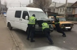 У Вінниці загорівся Ford. Патрульні допомогли загасити палаючу машину