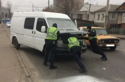 У Вінниці загорівся Ford. Патрульні допомогли загасити палаючу машину